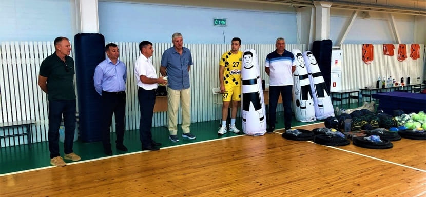 Россия. Саратовская спортивная школа "Волга" получила гандбольный инвентарь от ФГР