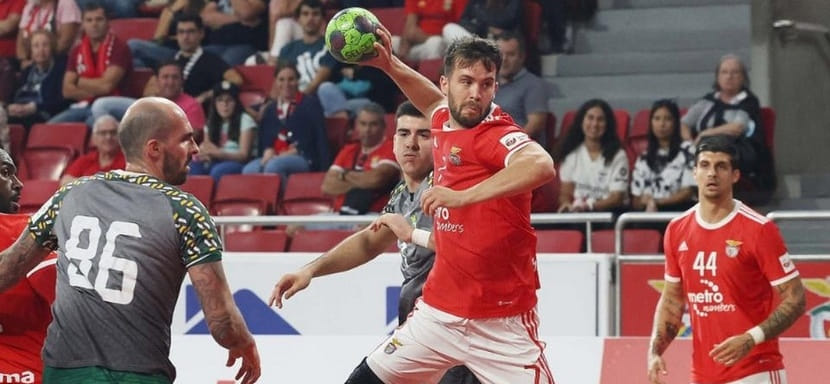 Португалия. Плеймейкер "Бенфики" и сборной Венгрии Адам Юхас перенесёт третью операцию после глазного повреждения