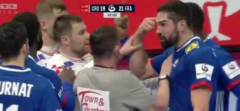 ЧЕ-2022. Левый крайний сборной Хорватии Давид Мандич заработал синюю карточку в матче с французами за фол на Кантене Маэ (ВИДЕО)