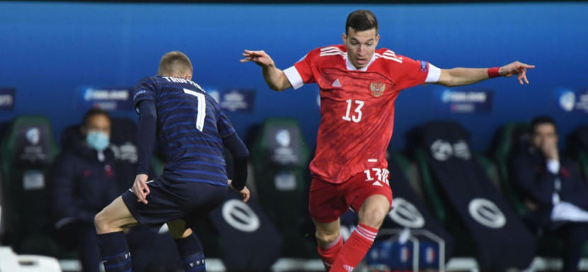 Футболист казанского "Рубина" Денис Макаров в детстве занимался гандболом. Он вошел в состав сборной России на стартующий сегодня ЧЕ-2020