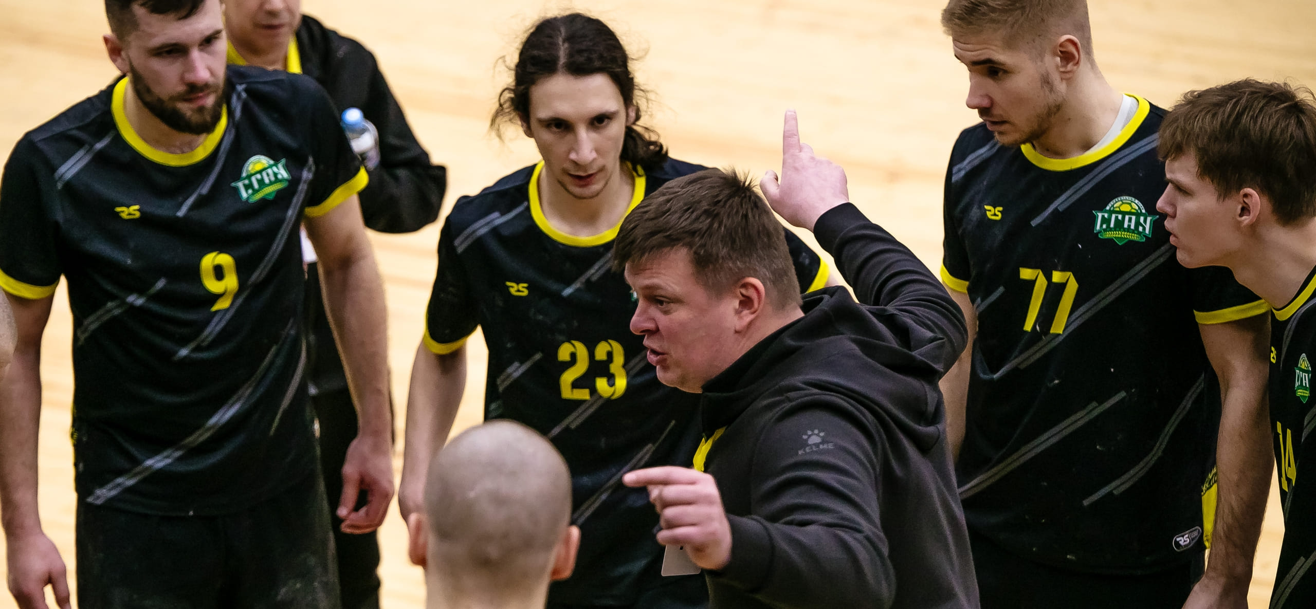 Юрий Орлов: "Хотелось бы, чтобы ребята перестали делать глупые ошибки. А по самоотдаче и нападению претензий нет" (ВИДЕО)