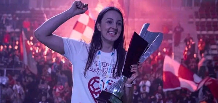 Румыния. "Элиза будет носить вишнёво-белую футболку и в последующие сезоны". "Рапид" продлил контракт со своим капитаном Бучески