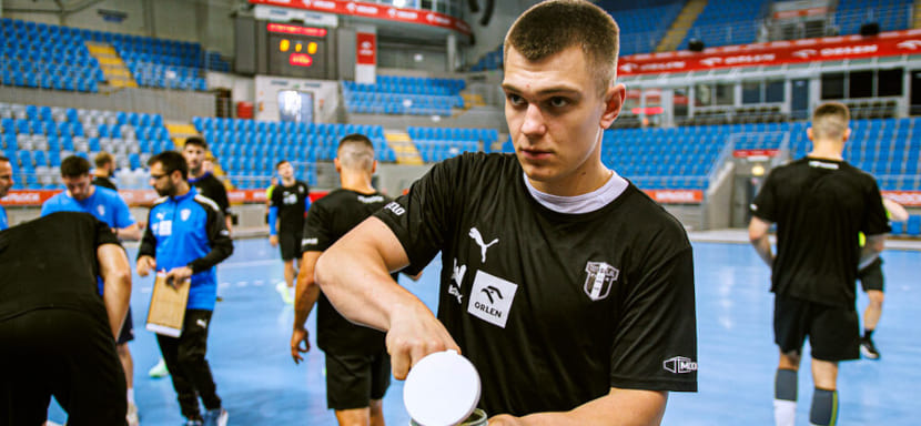 19-летний левый крайний молодёжной сборной Польши Кристиан Шостак вернулся в "Вислу" после двух недель пребывания в "Калише"