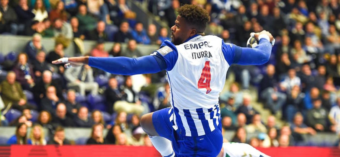 Португалия. Линейный "Порту" и сборной страны Виктор Итурриса выбыл из игры из-за травмы колена и пропустит чемпионат Европы