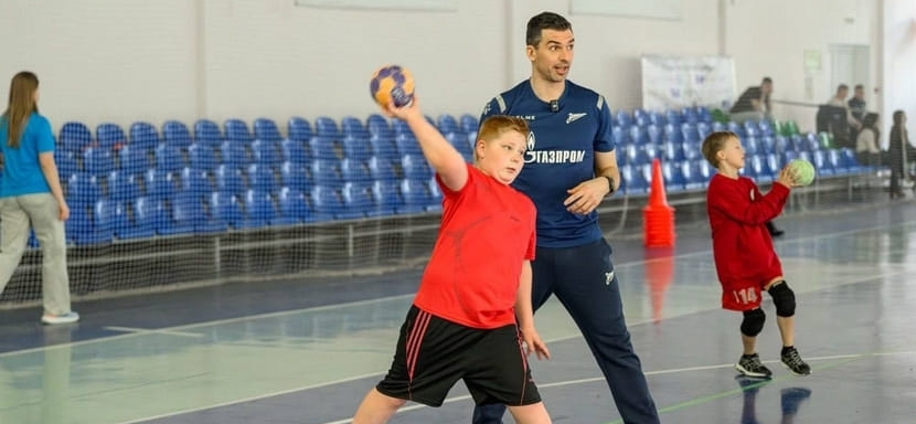 В рамках проекта "Газпром — детям" гандболисты "Зенита" провели мастер-класс в городе Пикалёво