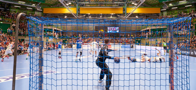 Бундеслига. Матч между "Бергишем" и "Вецларом" был прерван на 52-й минуте. На трибунах потребовалась помощь медицинской бригады