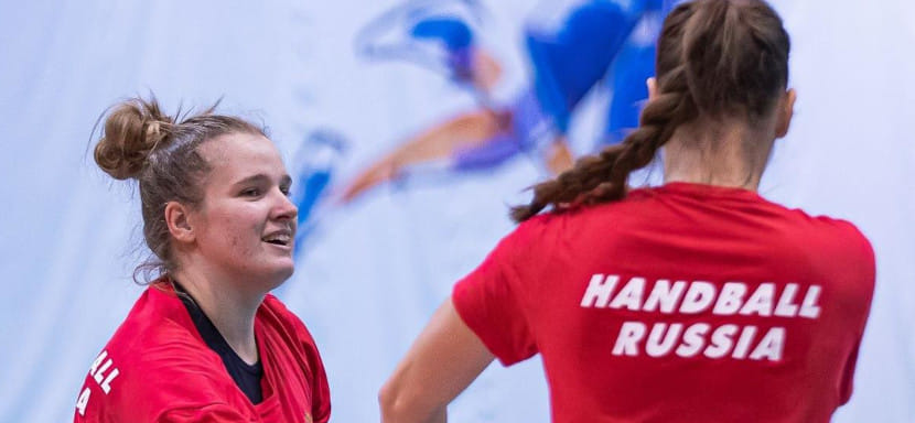 "Предыгровое занятие прошло отлично". Женская сборная России прибыла в Минск, где дважды сыграет с командой Беларуси