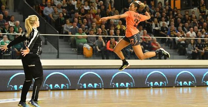 Разыгрывающая сборной Франции Эстель Нзе-Минко провела недельный кэмп для юных гандболисток