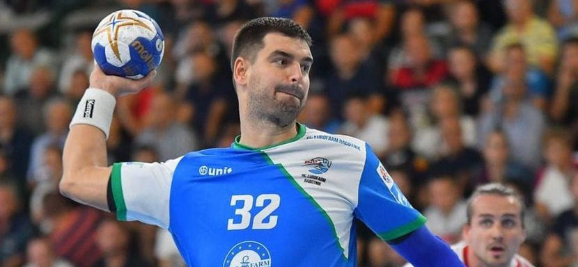 Испания. Украинский полусредний Владислав Остроушко подписал контракт с испанским "Синфином". Это 16-й клуб в его карьере