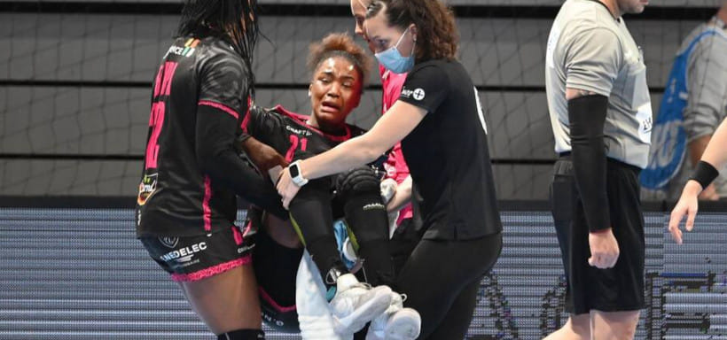 Франция. Правая полусредняя "Бреста" Айссату Куяте при подготовке к товарищескому матчу с бразильянками вновь тяжело травмировалась