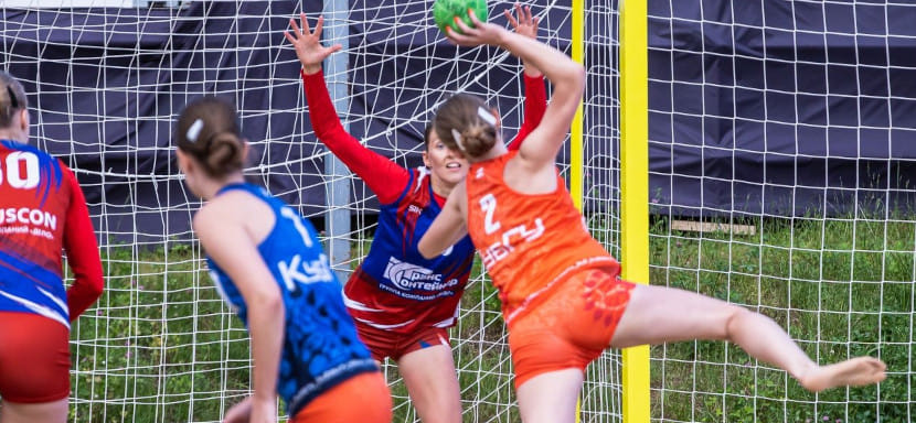 ЦСКА уступил КубГУ, МГА обыграла "Черноморочку". В Москве стартовал Кубок России среди женских команд по пляжному гандболу