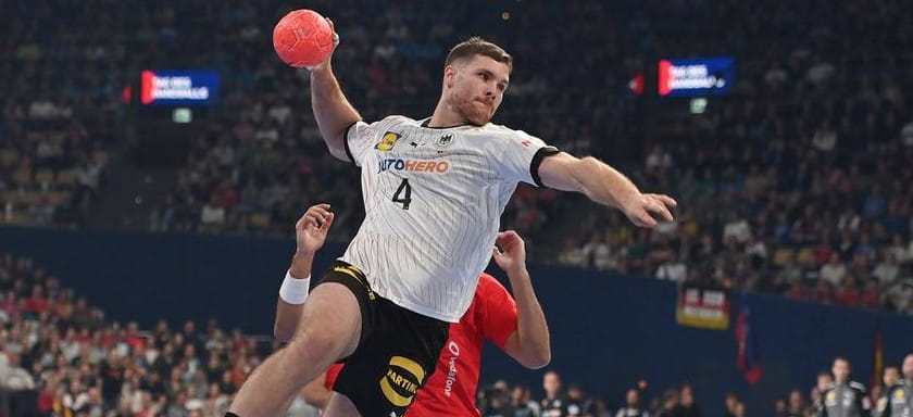 Капитан сборной Германии Йоханнес Голла в юбилейном 100-м матче за сборную на площадку не вышел, рулевой немцев решил его поберечь