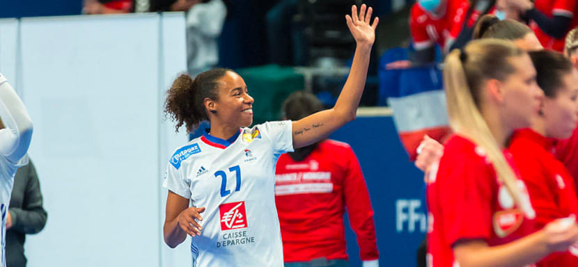 ЧЕ-2022. Разыгрывающая "Дьёра" Эстель Нзе-Минко стала новым капитаном сборной Франции. Она заменила левую крайнюю "Бреста" Корали Ляссурс