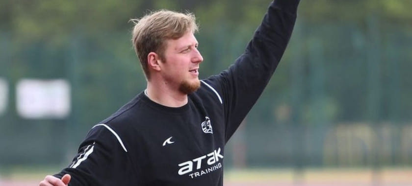 Товарищеский матч. Экс-голкиперу "Донских казаков" Игорю Чуприне во время игры Словакия — Грузия на ногу упал рекламный щит (ВИДЕО)