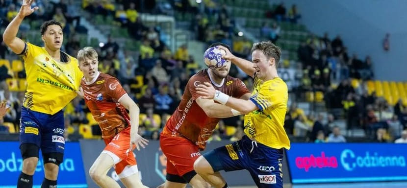 Девять голов белоруса Артёма Королька помогли "Кельце" выйти в "финал четырёх" Кубка Польши. Также туда пробилась "Сталь" (Д2)