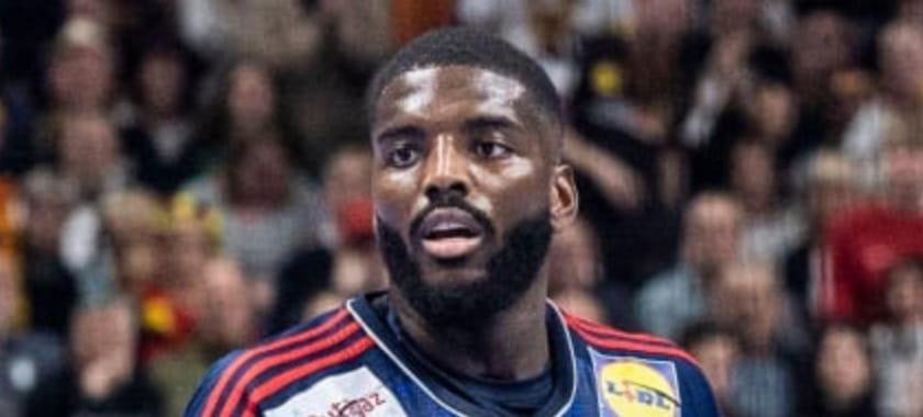 Правый полусредний Дика Мем травмировал лодыжку на тренировке сборной Франции. Он пропустит как минимум один матч "Барселоны"