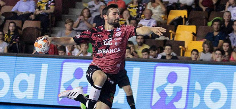 Испания. Левый крайний "Адемара" Хосе Марио Каррильо перенес операцию на мениске