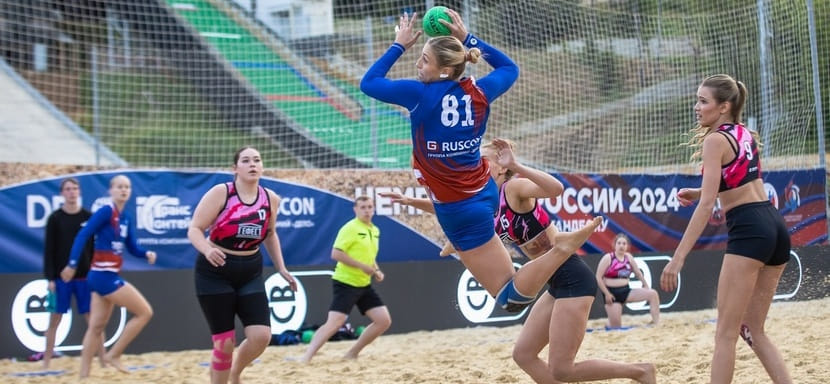 Четыре команды стартовали с двух побед в финальном туре женского чемпионата России по пляжному гандболу