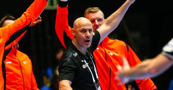 Исландский тренер Эрлингур Рикардссон продлил контракт со сборной Нидерландов — новое соглашение действует до июня 2022 года