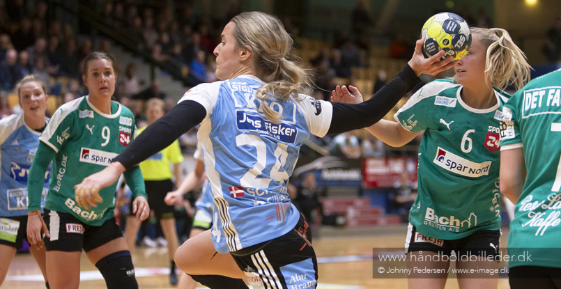 Дания. Разыгрывающая "Силькеборга" Яне Шумахер сумела вернуться на площадку после операции, несмотря на прогнозы врачей