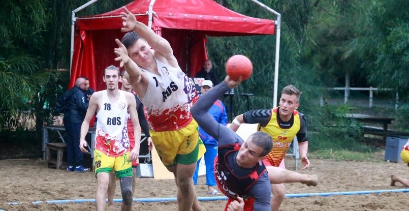 Пляжный гандбол. "Екатеринодар" вышел в полуфинал Кубка чемпионов, уверенно обыграв голландский клуб "Хиекка"