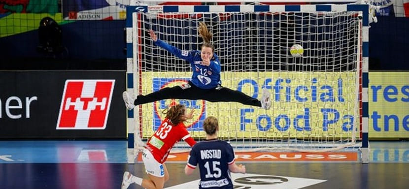 ЧЕ-2022. Вратарь сборной Норвегии Силье Сульберг — автор лучшего вратарского спасения в финальный уик-энд топ-турнира (ВИДЕО)