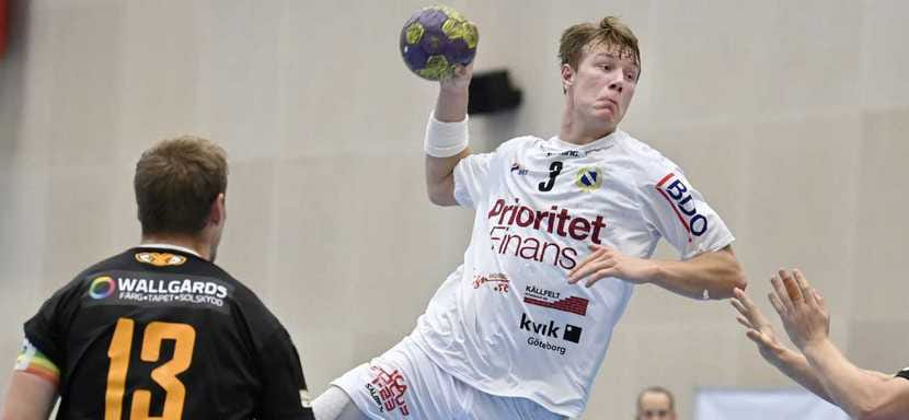 Польша. "Кельце" форсировал переход 19-летнего шведского таланта Эллиота Стенмальма. Контракт скандинава вступит в силу на год раньше