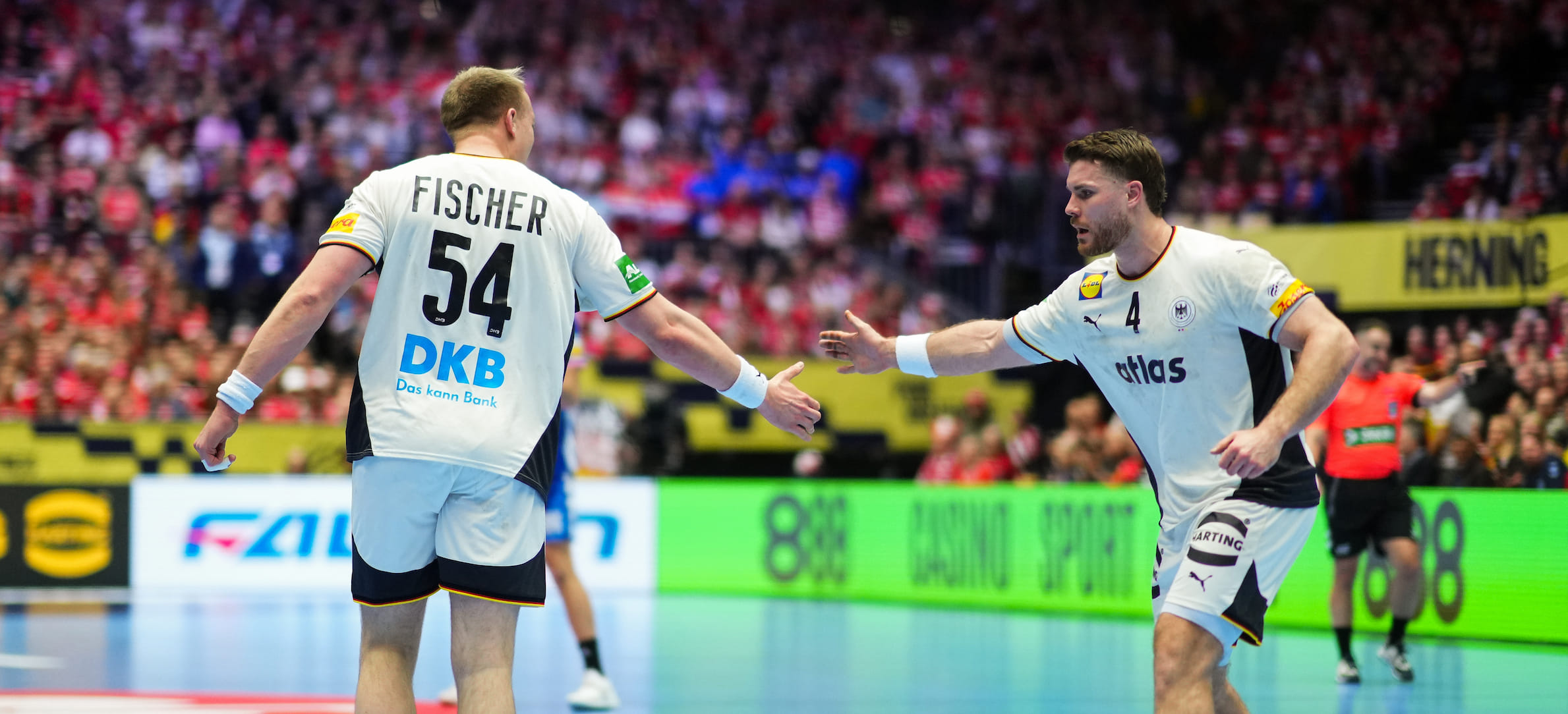 Огонь, вода, чайник и плита Гисласона. Тренер сохранил должность перед игрой с Францией — и провёл лучший матч на турнире