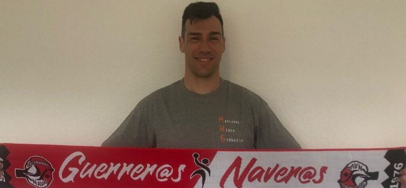 Испания. 38-летний полусредний Исайяс Гвардиола спустя 11 лет вернулся на родину. Он будет защищать цвета "Навы"