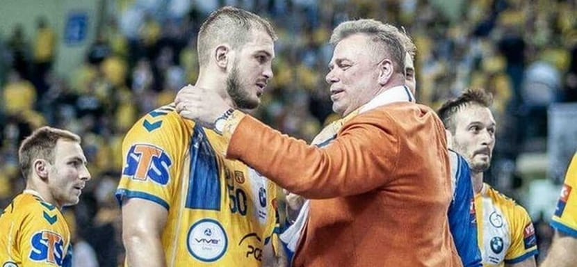 Польша. Президент "Кельце" Бертус Серваас поздравил белоруса Артема Королька со званием лучшего гандболиста Ex-USSR в 2021 году