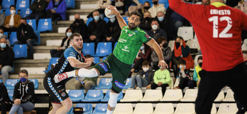 Испания. Бразильский левый полусредний Леонардо Дутра Феррейра порвал переднюю крестообразную связку в воскресном поединке с "Синфином"