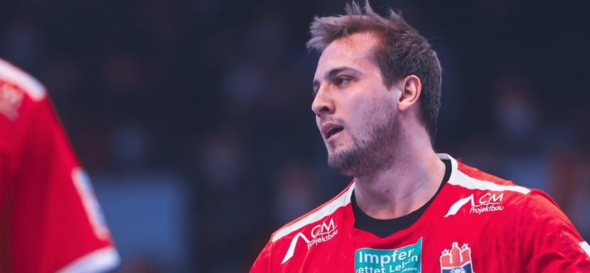 Бундеслига. Одноклубник Азата Валиуллина капитан "Гамбурга" Никлас Веллер травмировался в матче с "Райн Лёвен"