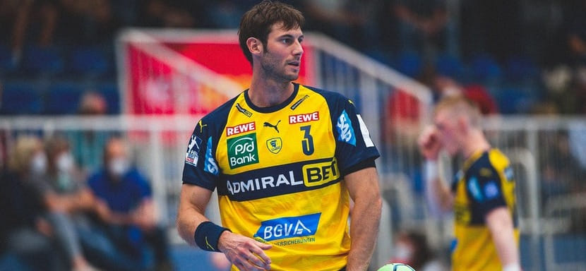 Бундеслига. 34-летний левый крайний Уве Генсхаймер остался капитаном "Райн Левен"