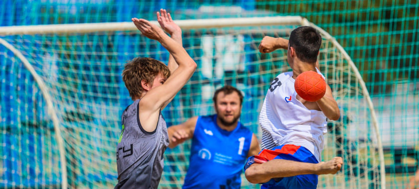 "Технолог-Спартак" открыл третий тур чемпионата России по пляжному гандболу двумя победами. "Екатеринодар" один раз проиграл