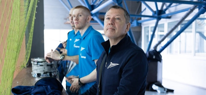 Россия. Игроки "Зенита" Павел Тураев и Тимур Солодовников приняли участие в автограф-сессии перед стартом турнира "Кубок космонавтики"