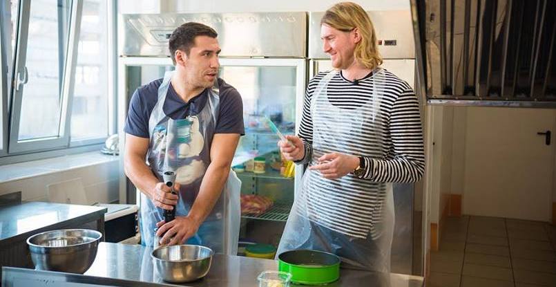 Гандболисты "Мотора" поздравили женщин с 8 марта, приготовив чизкейк. Пришлось задействовать половину состава (ВИДЕО)