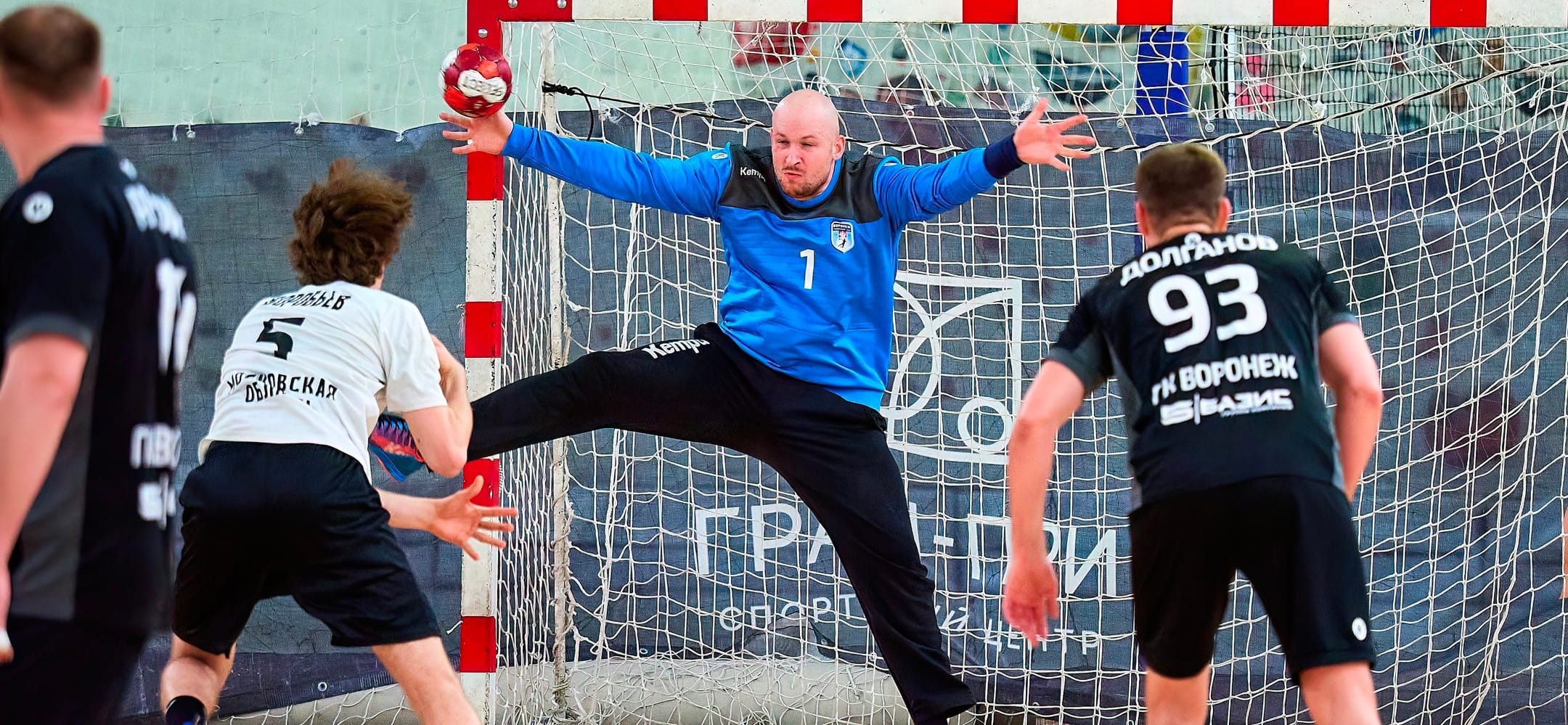 Высшая лига. Алексей Стельмах: "Таких трибун никогда в жизни не видел. В Воронеже болельщики — отдельная каста людей!"