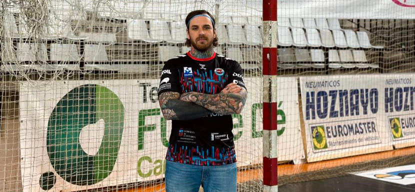 Испания. Накануне встречи с "Барселоной" "Синфин" подписал контракт с 35-летним левым полусредним из Франции Лео Рено-Давидом