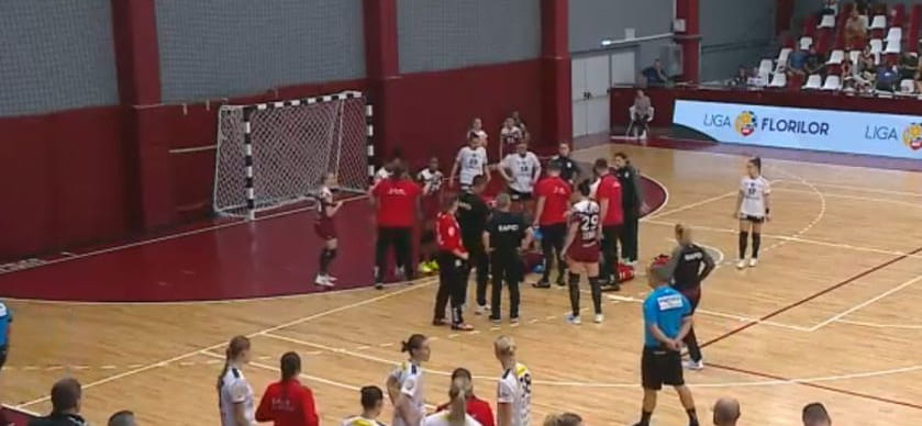 Полусредняя "Рапида" Айссату Куяте после столкновения с игроком "Вылчи" в матче чемпионата Румынии упала в обморок. Её увезли в больницу на носилках