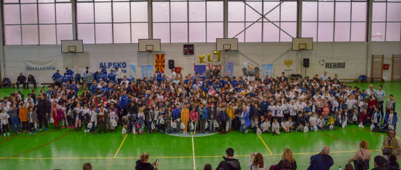 Балканы. Дети из гандбольной школы Кирила Лазарова отпраздновали окончание года вместе со своим кумиром