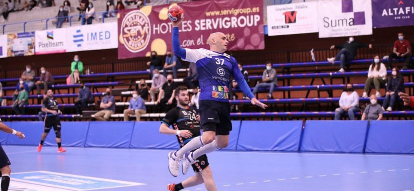 Испания. 40-летний сербский левый крайний Иван Никчевич продлил контракт с "Бенидормом"