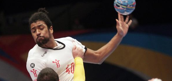 Германия. "Хюттенберг" заявил о нетерпимости к расизму — в клубе играет темнокожий чех Дьюдонне Мубензем