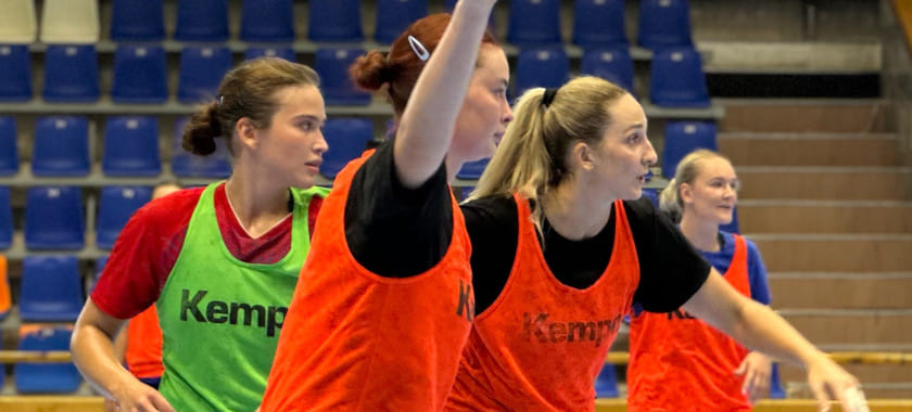 Тольяттинская "Лада" разгромила свою вторую команду в матче первого тура чемпионата города. Пять гандболисток забросили по 4 мяча