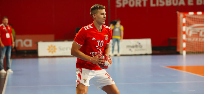 Европейская лига. Полусредний "Бенфики" Демис Григораш травмировал бедро в матче с "Гудме". Восстановление займет около месяца