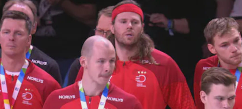 ЧЕ-2024. "В этом нет ничего особенного". Миккель Хансен единственный, кто снял с себя серебряную медаль на награждении (ФОТО)