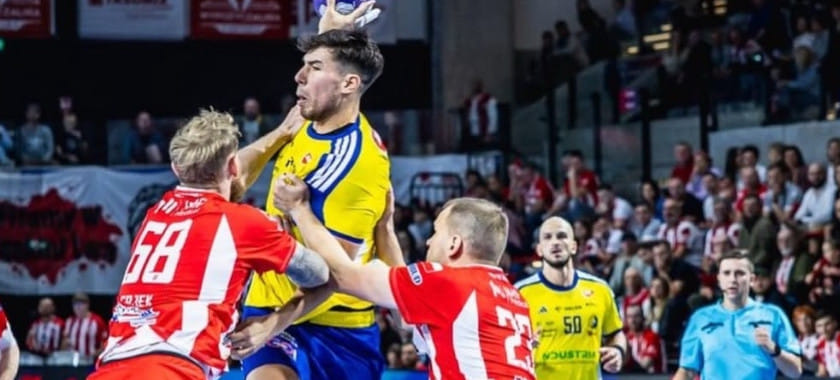 Шесть голов Сергея Марка Косоротова помогли "Висле" разгромить "Азоты", "Кельце" обыграл "Островию" в чемпионате Польши