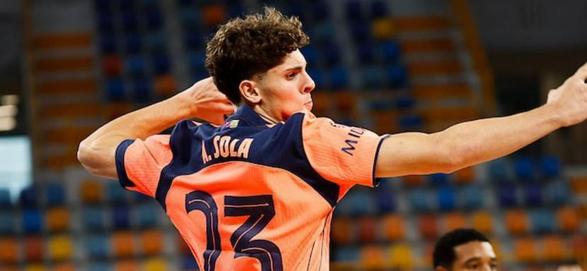 17-летний правый крайний Адриан Сола подписал новый контракт с "Барселоной". Он второй бомбардир команды в чемпионате Испании