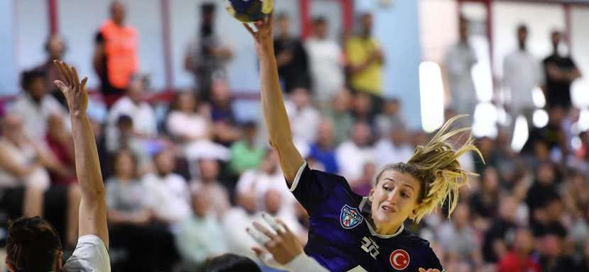 Турция. Семь голов россиянки Алёны Ихневой помогли "Коньяалты" сравнять счёт в финальной серии чемпионата против "Кастамону"