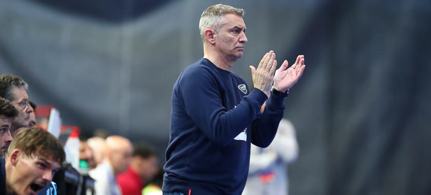 Франция. Испанский специалист Фернандо Барбейто в социальных сетях попрощался с "Кретеем". Он руководил командой три года