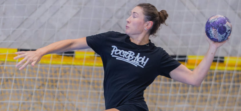 Капитан "Ростова" Юлия Манагарова приняла участие в утренней тренировке команды. 36-летняя гандболистка намекала на завершение карьеры